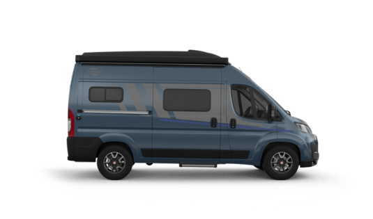 Camper van Carado blu in vista laterale con tendalino, porta scorrevole e finestrini oscurati
