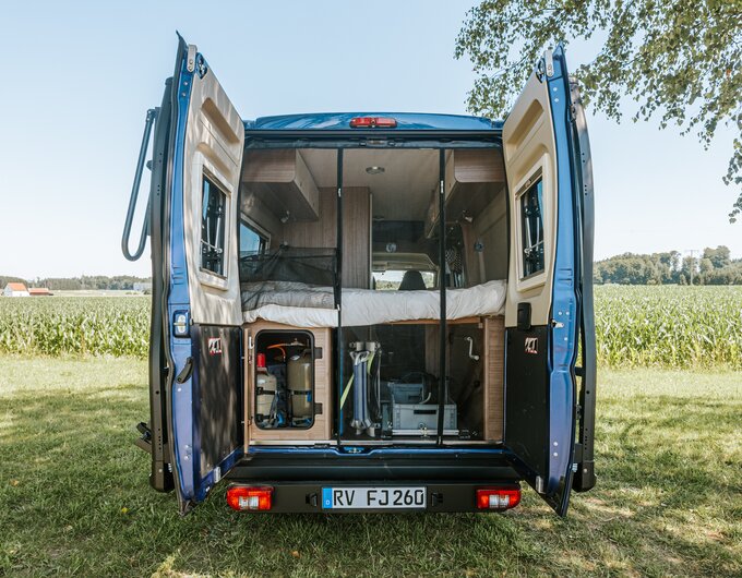 Myggnett bak i Fiat Ducato-campingbil