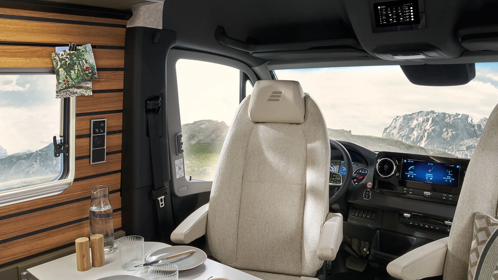L'écran HYMER Connect à l'intérieur du HYMER Grand Canyon S est positionné de manière centrale, face au salon, au-dessus des sièges conducteur.