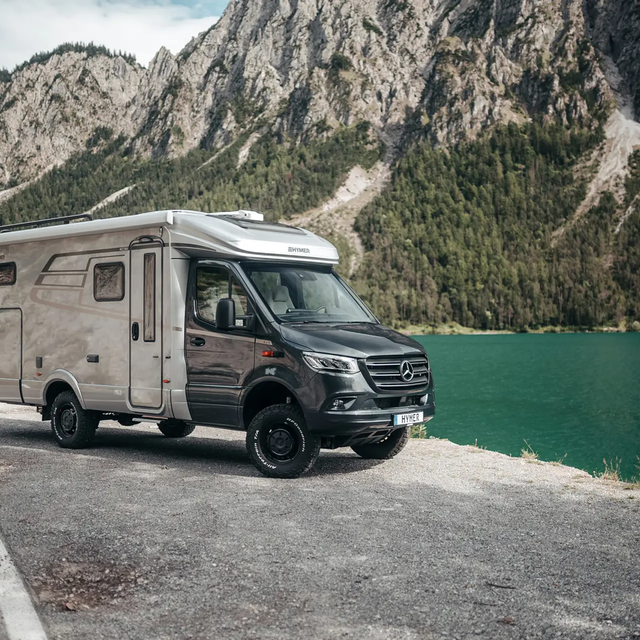 HYMER ML-T står lätt vriden framför en bergssjö.