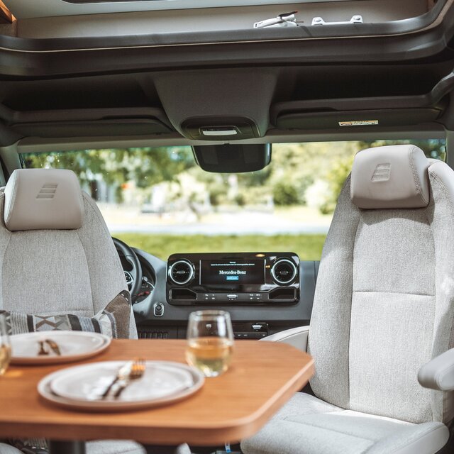 Bakom de omvända förarsätena i HYMER ML-T finns Mercedes Benz multimediasystemet.