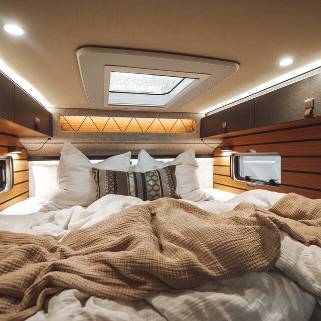 Den sovande delen av HYMER ML-T i stildesignen Native Bamboo bjuder in till avkoppling.