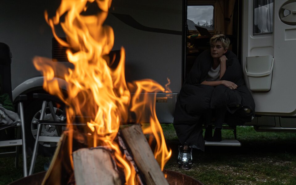 Kvällsmys: lägereld framför HYMER ML-T husbil