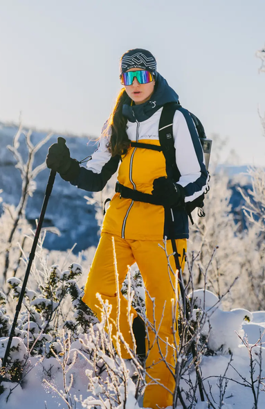 Vrouw wandelt in een sneeuwlandschap