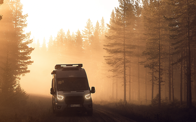 LMC Innovan Active dans la forêt, enveloppé de brouillard avec une lumière jaune douce